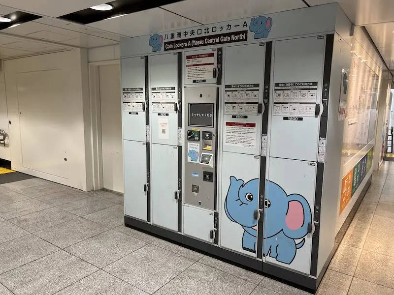 八重洲中央口北側儲物櫃A位於B的對面。