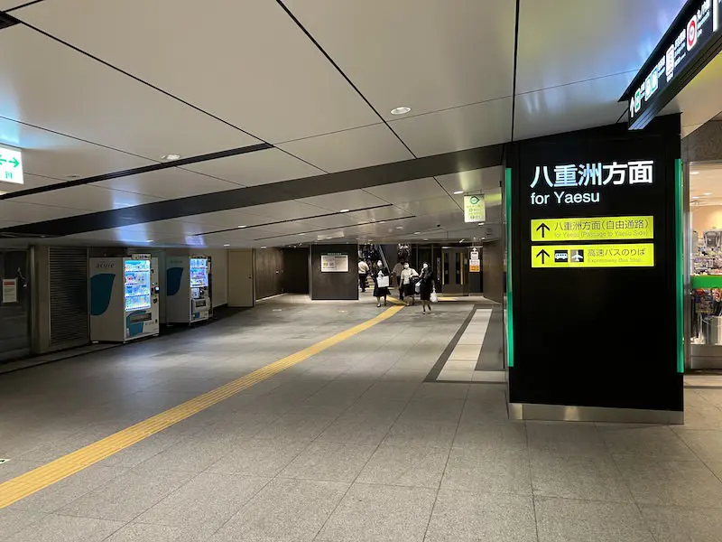 從圓圈內地下側看向八重洲側的北地下自由通道