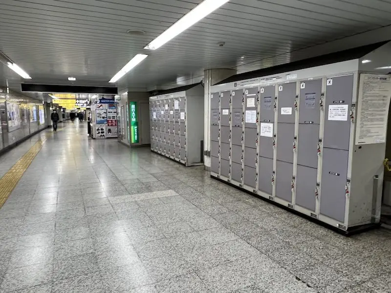 從都營地鐵五反田站地下1層檢票口外大廳的投幣式儲物櫃看到的檢票口
