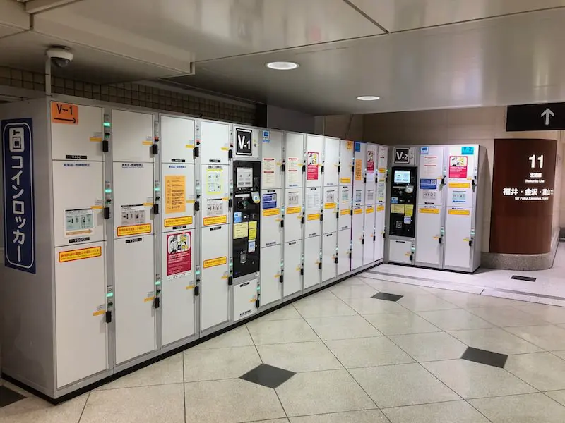 中二樓櫻橋檢票內·衛生間附近【V】的投幣櫃(2020年10月)