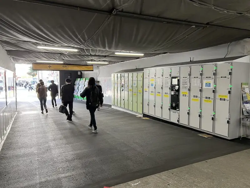 背面還設有投幣式置物櫃