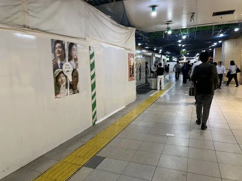汐留地下檢票口附近正在進行改善工程。 一些投幣式儲物櫃已被拆除。