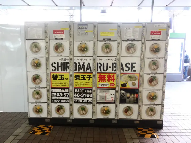大森站檢票口外的投幣式置物櫃