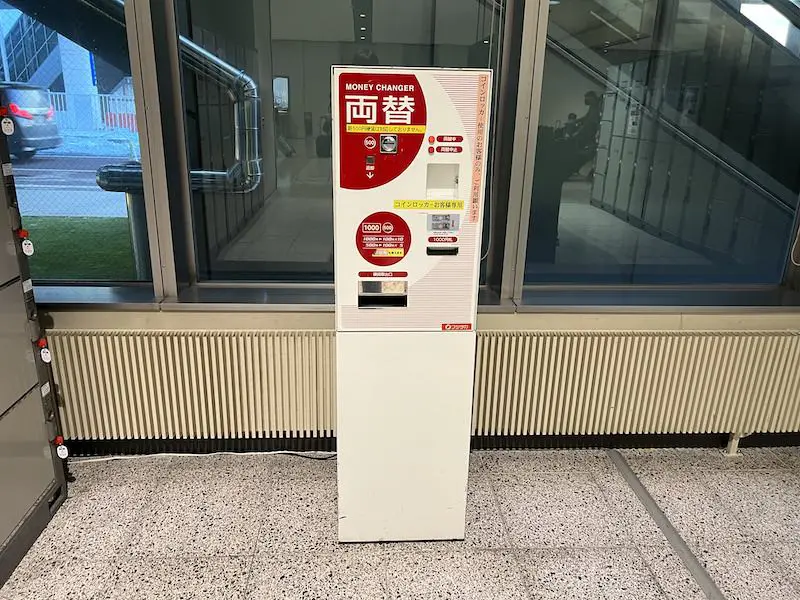 一個附在投幣櫃上的1000日元紙幣和500日元硬幣的兌換機.