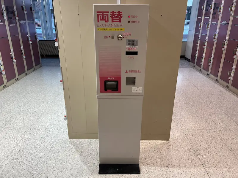 一個附在投幣櫃上的1000日元紙幣和500日元硬幣的兌換機.