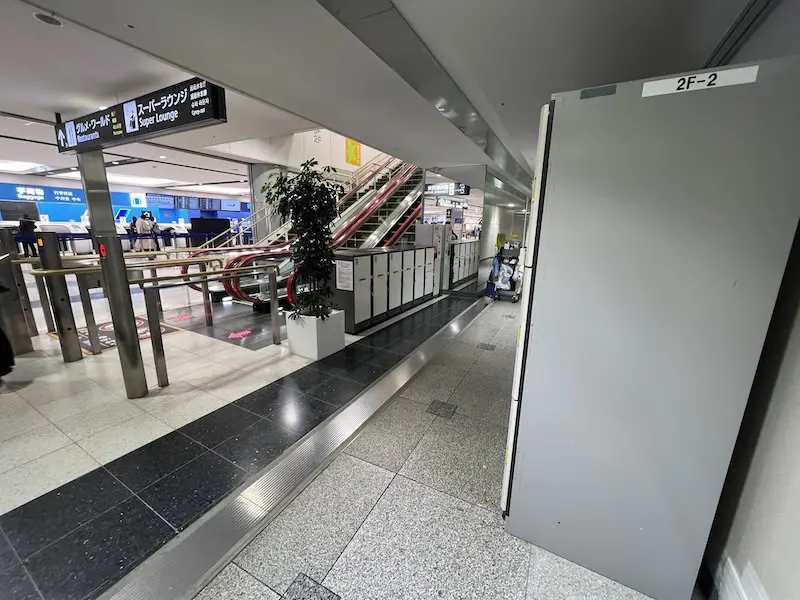 ANA櫃檯前的自動扶梯旁邊的投幣式儲物櫃