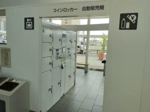 1樓自動扶梯下的投幣式儲物櫃