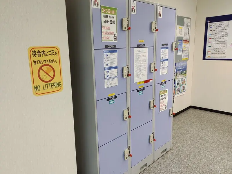 公交車站候車室內的投幣式儲物櫃