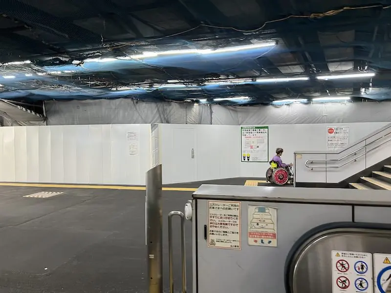 在JR品川站高輪口1樓下車的地方。原來有硬幣保管箱的地方用施工用的柵欄圍了起來。