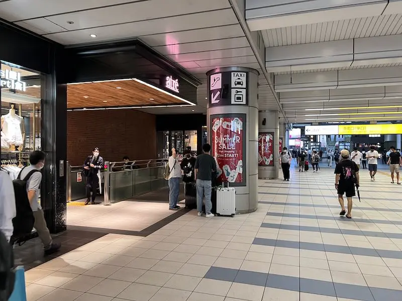從二樓自由通道走下位於"馬競品川"入口旁自動扶梯