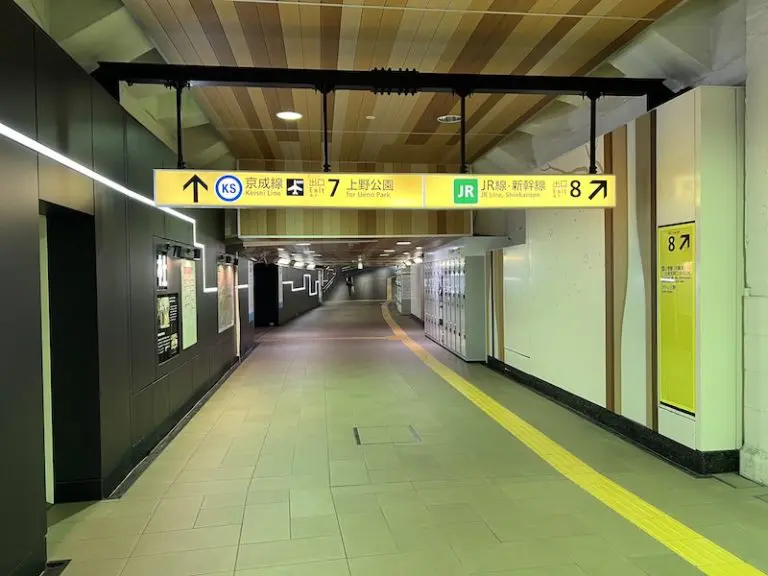 位於東京地鐵上野站北側的地下通道。
左側爲東京地鐵,右側爲JR,正面的通道爲上野公園、京成上野站方向。