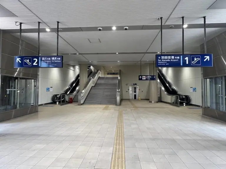 糀從進入檢票口的地方看見た谷站檢票內路線