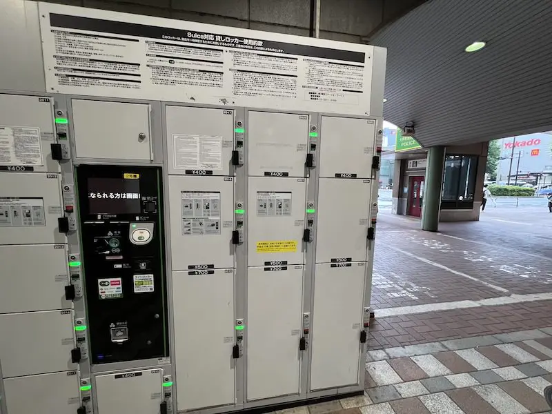 從投幣櫃可以看到通往中央出口大廳的電梯.
