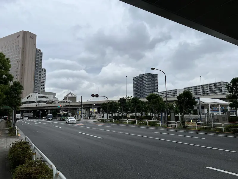 左側信號燈上的白色建築物是東京單軌電車南出口,右側白色帳篷是臨海線A出口。