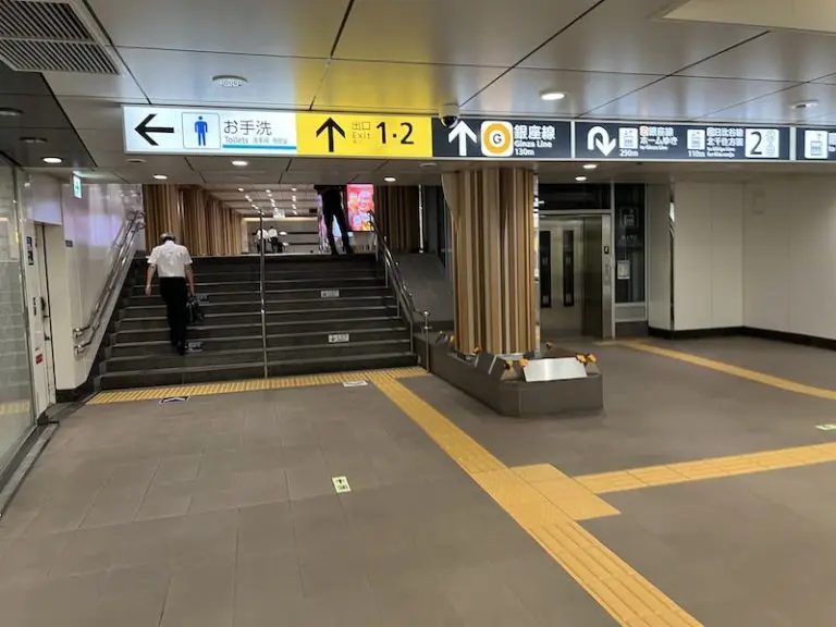 上樓梯和電梯的過道右側有一個投幣櫃。