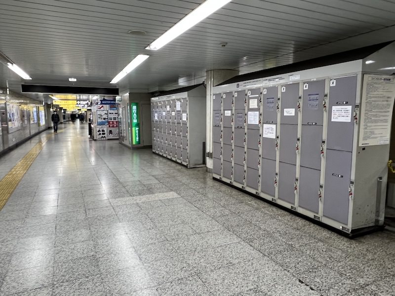 コインロッカー側から改札を見る