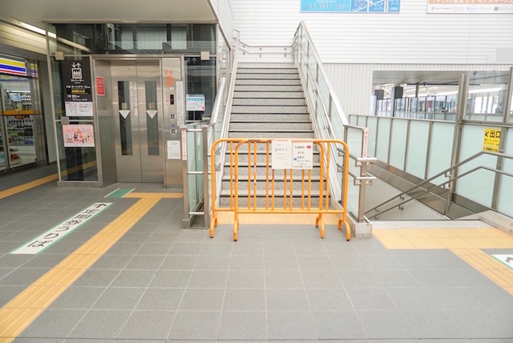 JR京成線日暮里駅のエスカレーターを上った写真