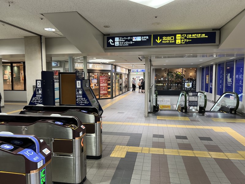 改札口からコインロッカーのある北出口エレベーターへの通路を見る