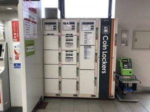 キッザニア甲子園入場前のコインロッカーの場所 料金 サイズのまとめ コインロッカーのしおり