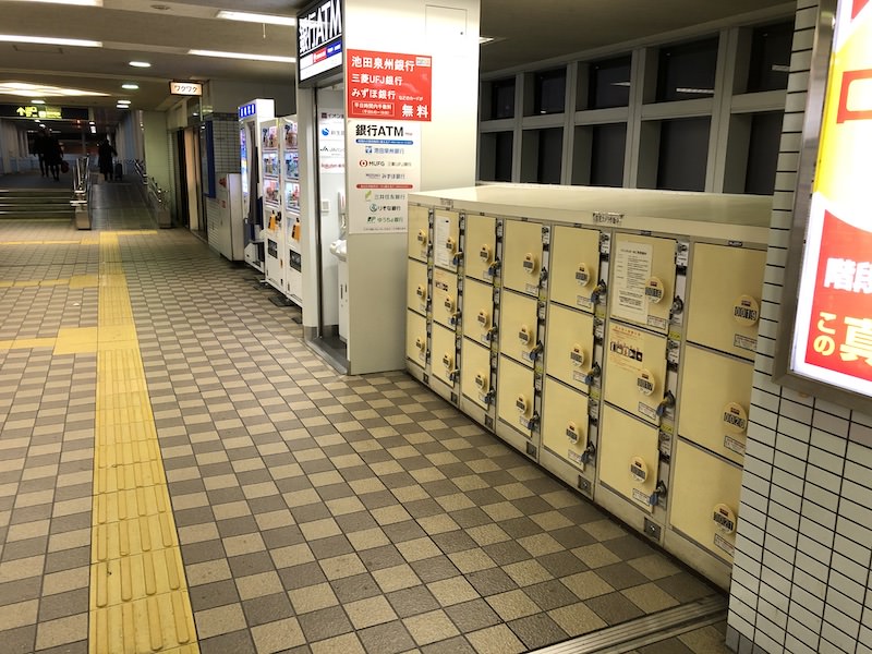 阪急今津駅のコインロッカー。左側に券売機と改札口があります。
