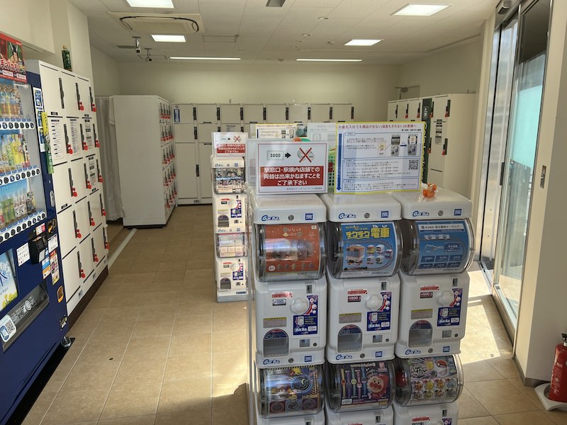 東口改札左側のコインロッカー