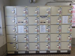 キッザニア甲子園入場前のコインロッカーの場所 料金 サイズのまとめ コインロッカーのしおり