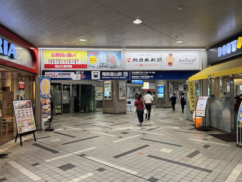 改札へ向かう通路