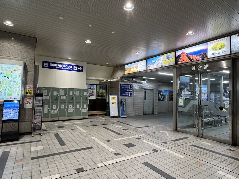 通路を奥に進むと待合室横にコインロッカーが見える