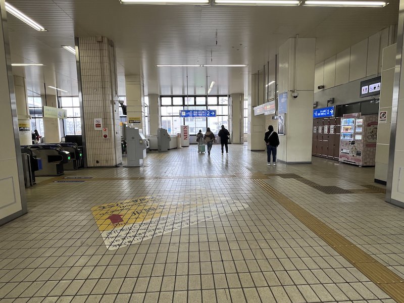 西改札のすぐ前に設置されている