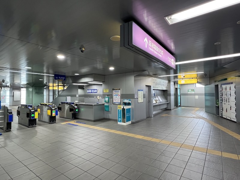 東改札を出たところに設置されているコインロッカー
