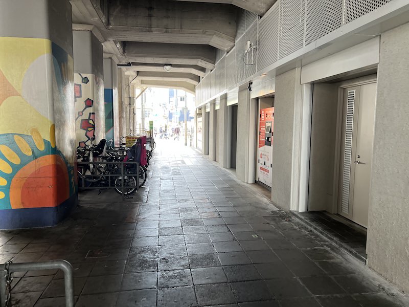 出口を出てUターンし高架下へ