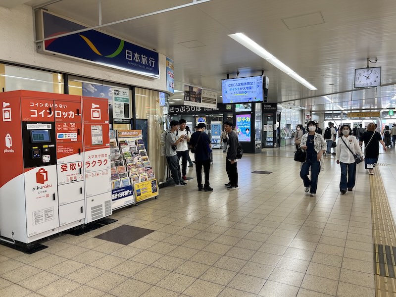 中央口改札を出て右側にあるコインロッカー