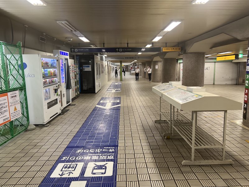 中央改札口をさらに進むと左側にコインロッカーが見える