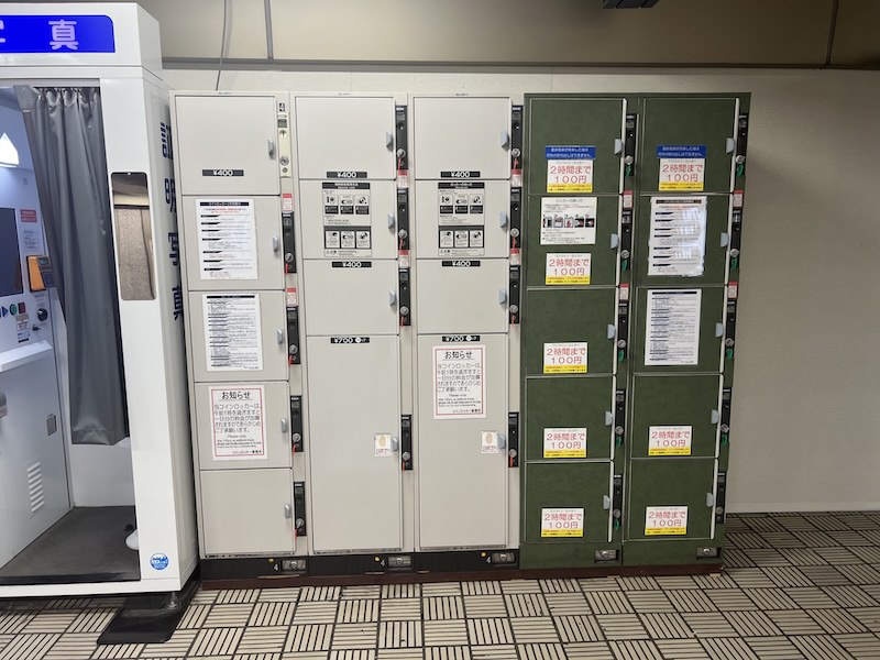 定期券売り場付近のコインロッカー