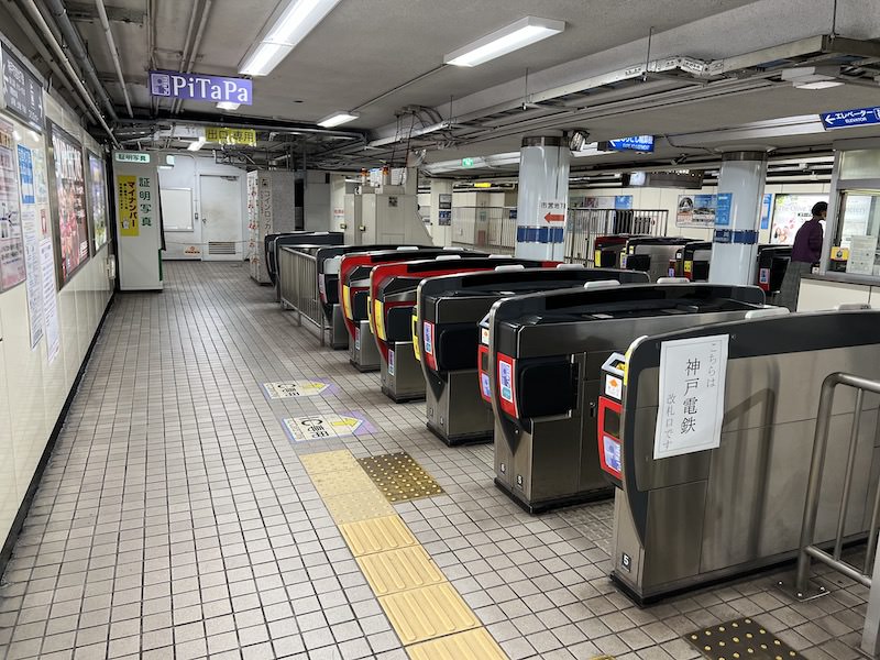 改札を出た右側にコインロッカーが見える