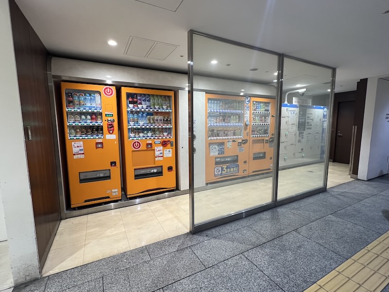 1階なんばCITY本館「シューファンタジー」奥自販機コーナー内のコインロッカー