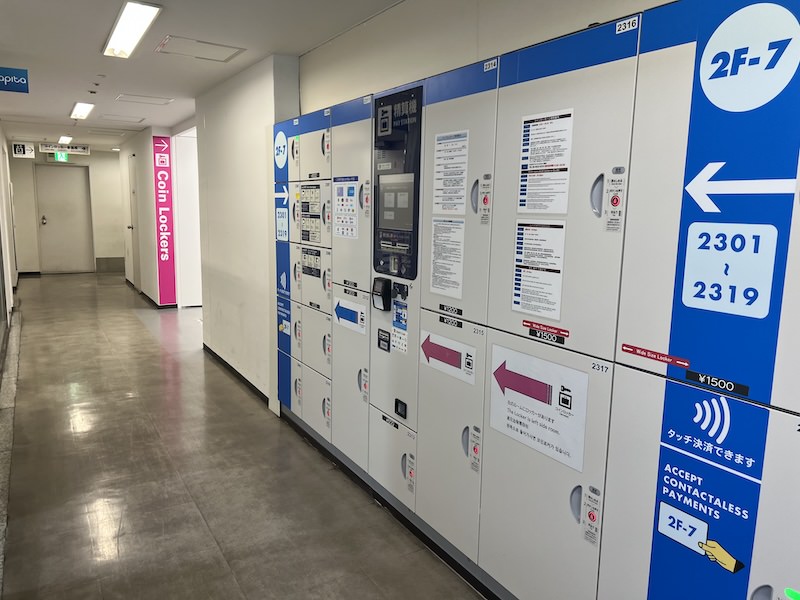 2階改札外:コインロッカールームへの通路