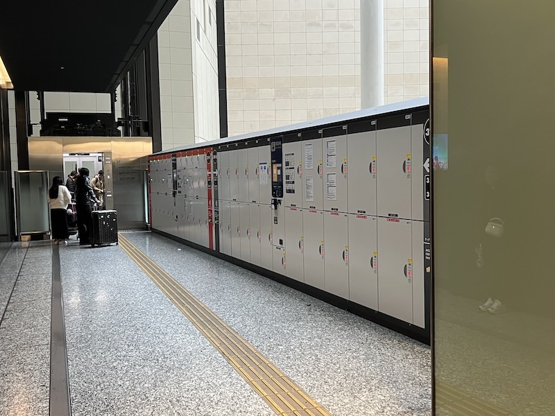 エレベーターへ向かう通路内にコインロッカーがある