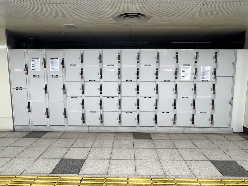 東改札口外のコインロッカー