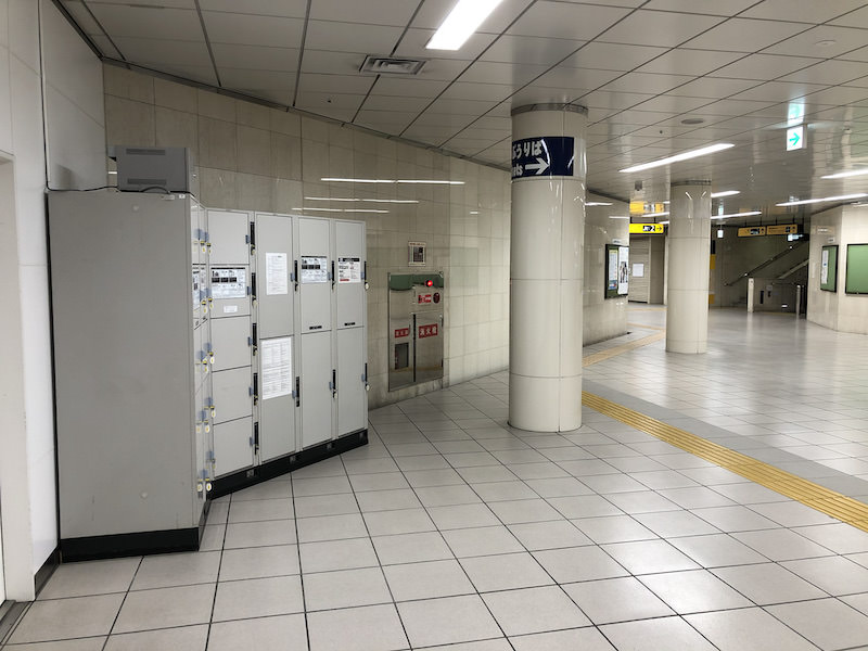 福岡空港駅唯一のコインロッカー。奥は国内線ターミナルへつながる2番出入口。