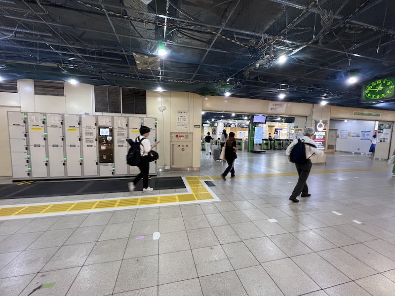 改札の反対側に移設されたコインロッカー