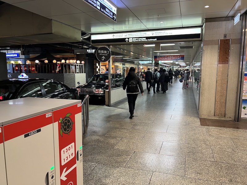紀伊国屋書店西側通路。ここを進むと左側にロッカーがある