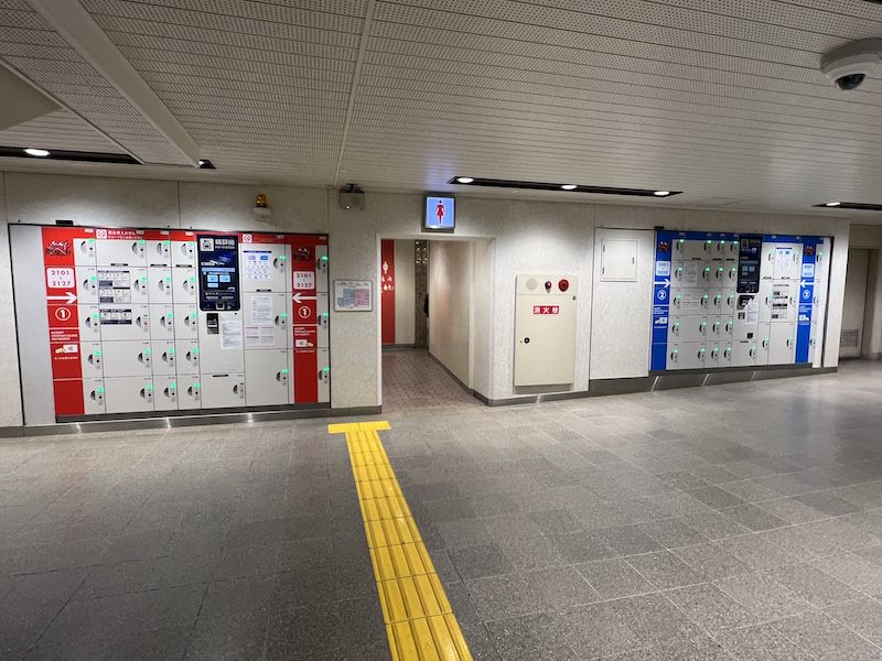 2階中央改札口内神戸線側トイレの横にある【カニ】のコインロッカー