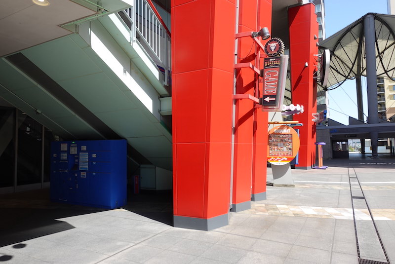 駅出てすぐのエスカレーターの裏にあるコインロッカー
