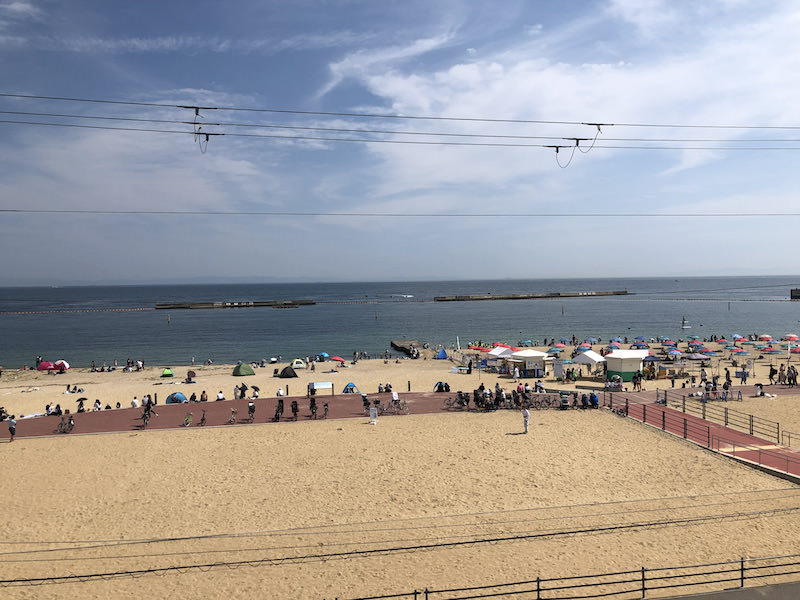 南出口を出ればすぐ海岸
