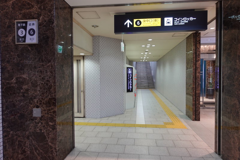 6番庚申口(東)につながる通路にあるコインロッカー。左が御堂筋線天王寺駅、右が大阪阿部野橋駅。