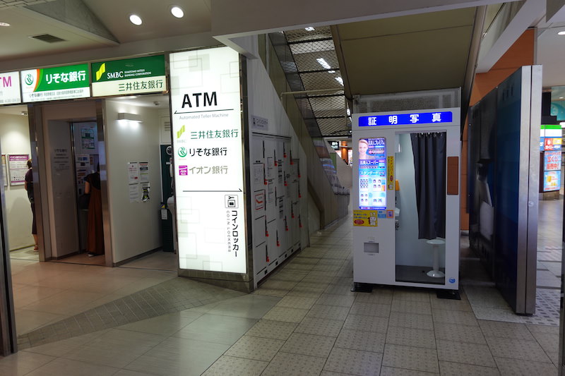 ATMと証明写真機の間の狭い通路にコインロッカーがある。