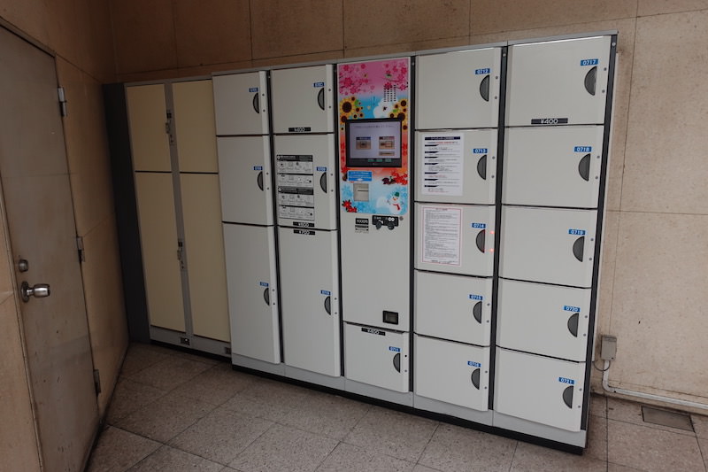 近鉄百貨店入口横にあるコインロッカー