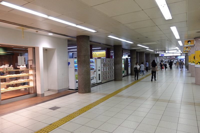 タイムズプレイス上本町を通り抜けたところにあるコインロッカー。奥は大阪メトロ谷町九丁目駅へつながる通路。