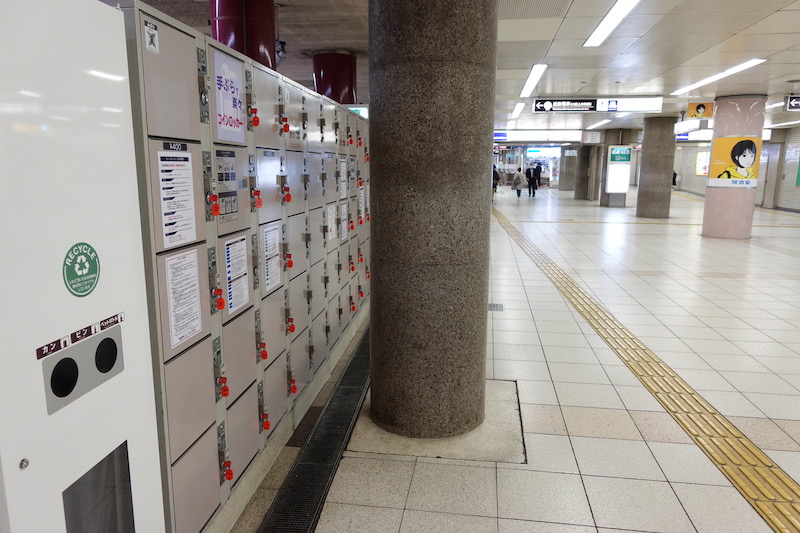 小型のコインロッカーのうち20個は柱に近いためか、鍵がついていませんでした。